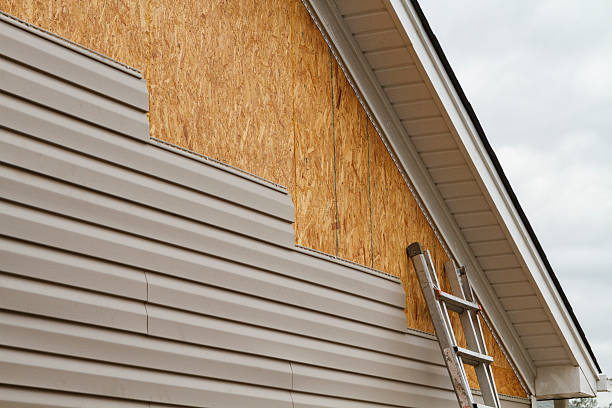Professional Siding Replacement technician working in Warwick, MD